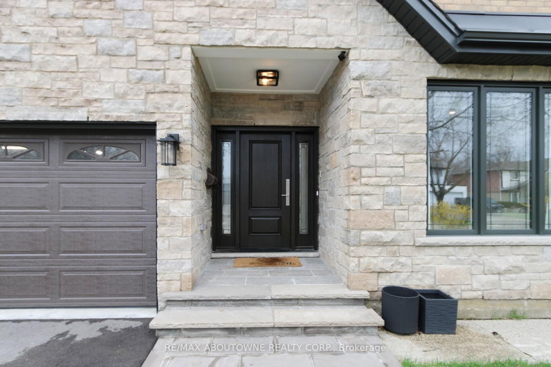 3301 Nadine Cres, Mississauga, L5A 3L4 | Image 2