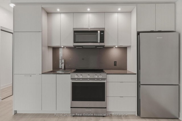 2210 - 60 Central Park Roadway