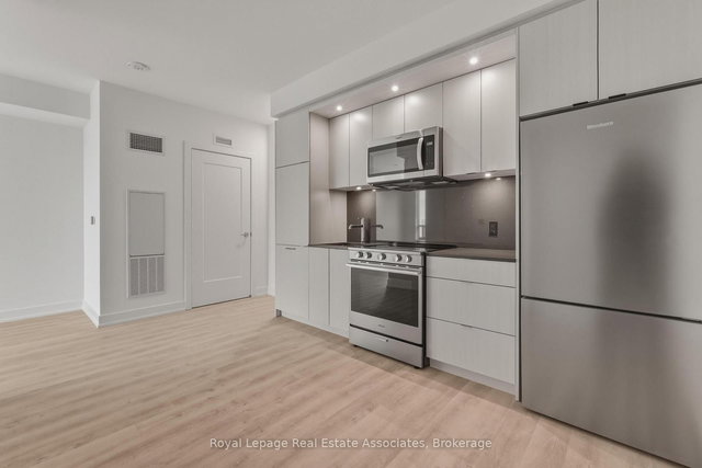 2210 - 60 Central Park Roadway