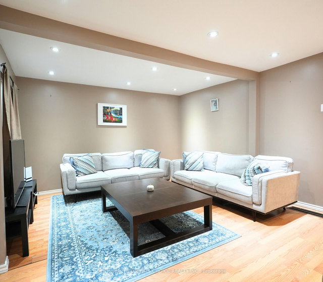 150 Spears Street, Toronto, Street