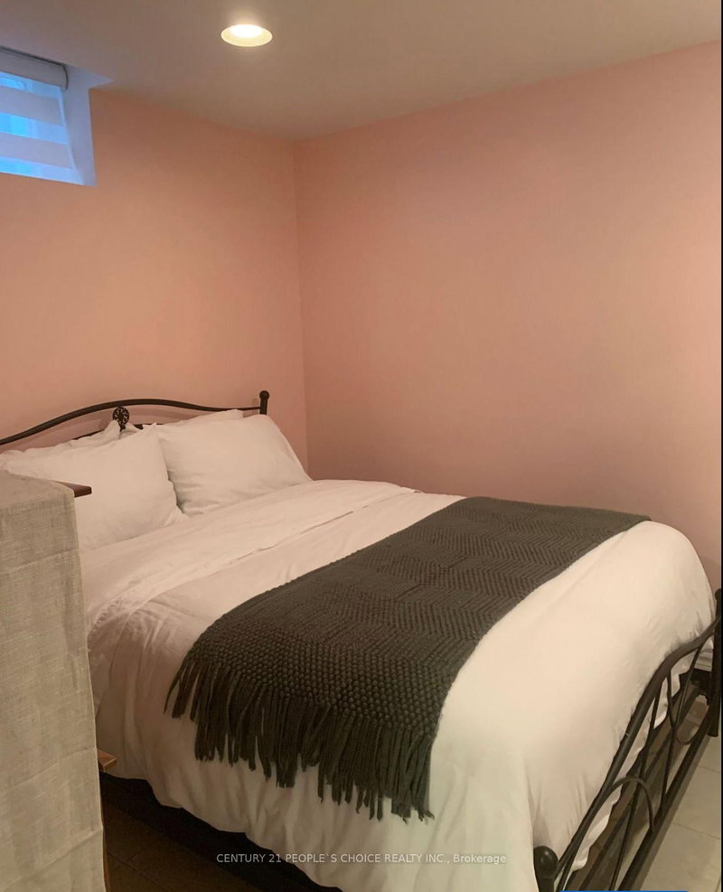 904 Drysdale Dr, Mississauga, L5V 1X6 | Image 3