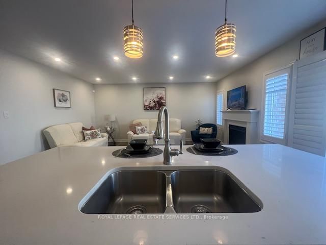 Townhouse for sale at 290 Beasley Terr. Terrace, Milton, Ontario, L9E 1C5 - Ford - MLS: W13015454