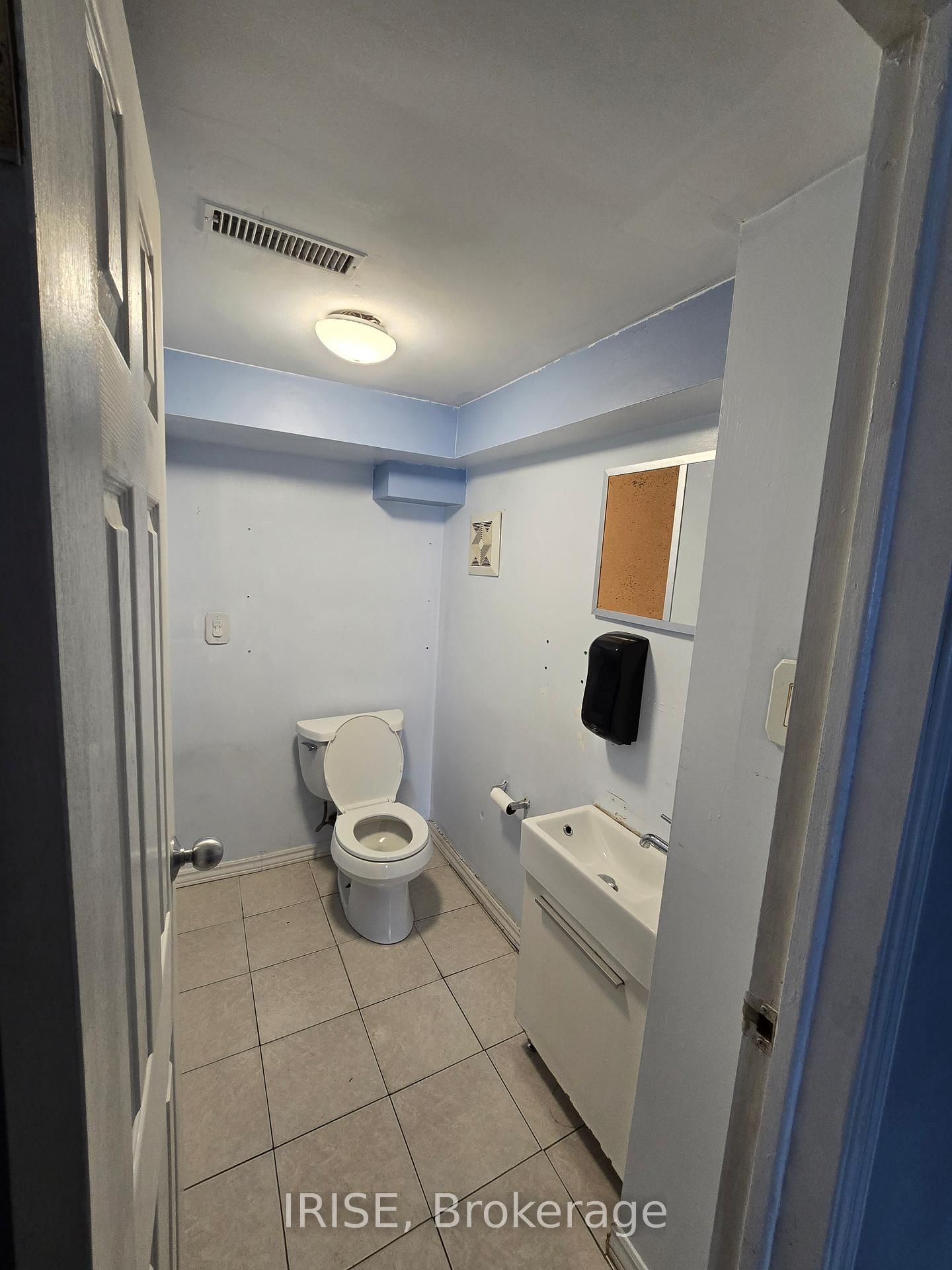 3825 Bloor Street W, Unit bsmt - Photo 12