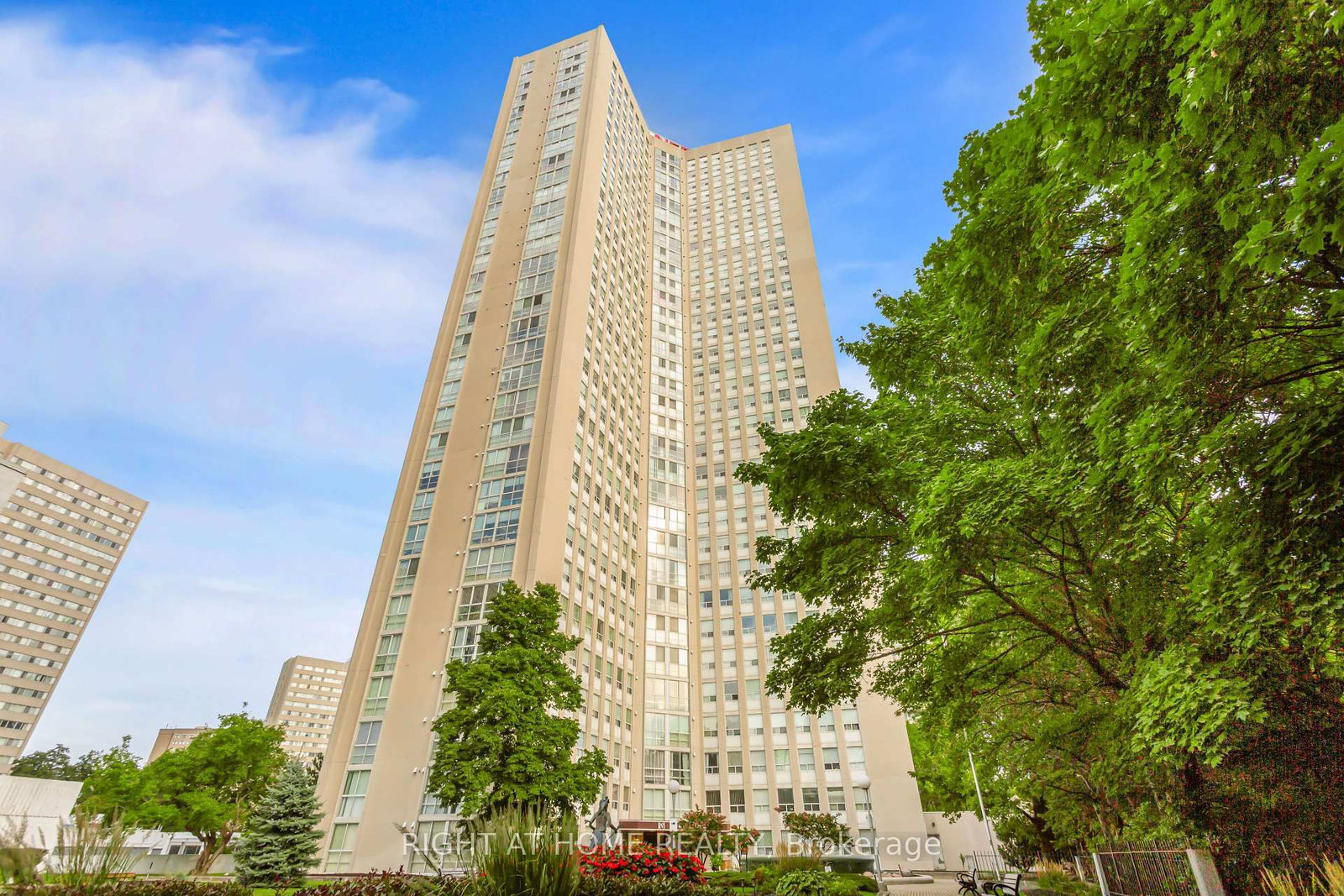 3650 Kaneff Crescent, Unit PH6