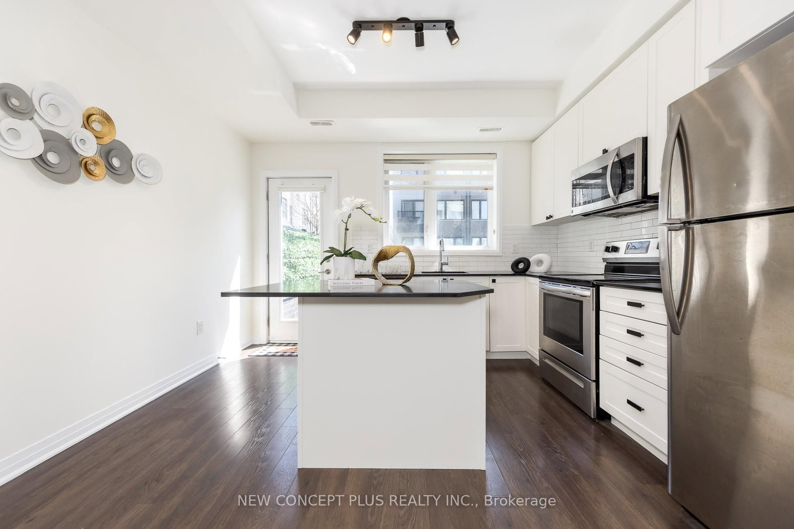 Townhouse for sale at 9 Thomas Mulholland Drive, Toronto, Ontario, M3K 0C1 - Downsview-Roding-CFB - MLS: W13015690