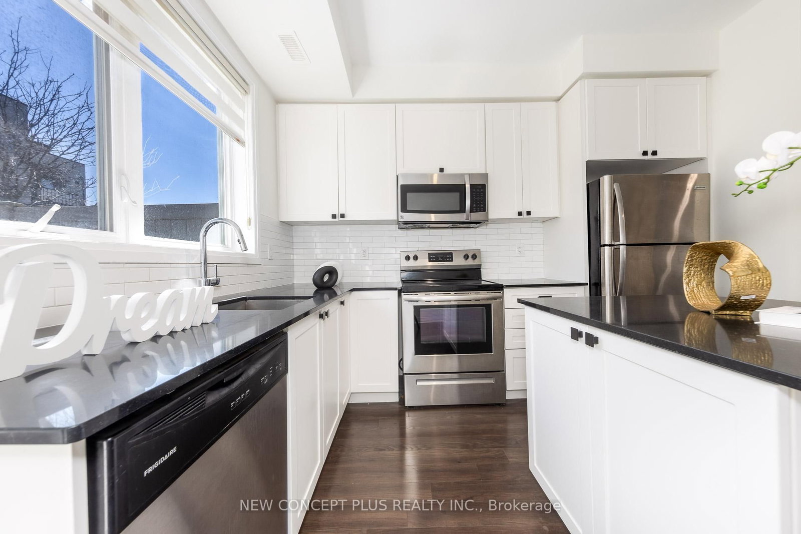 Townhouse for sale at 9 Thomas Mulholland Drive, Toronto, Ontario, M3K 0C1 - Downsview-Roding-CFB - MLS: W13015690