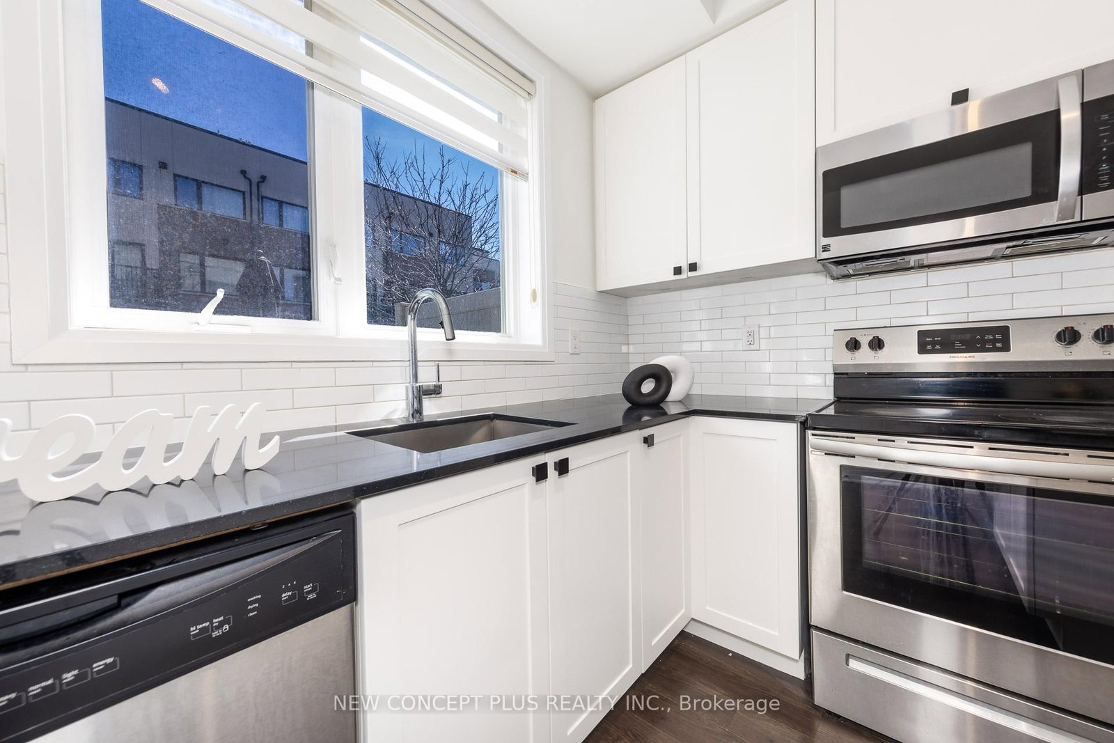 Townhouse for sale at 9 Thomas Mulholland Drive, Toronto, Ontario, M3K 0C1 - Downsview-Roding-CFB - MLS: W13015690