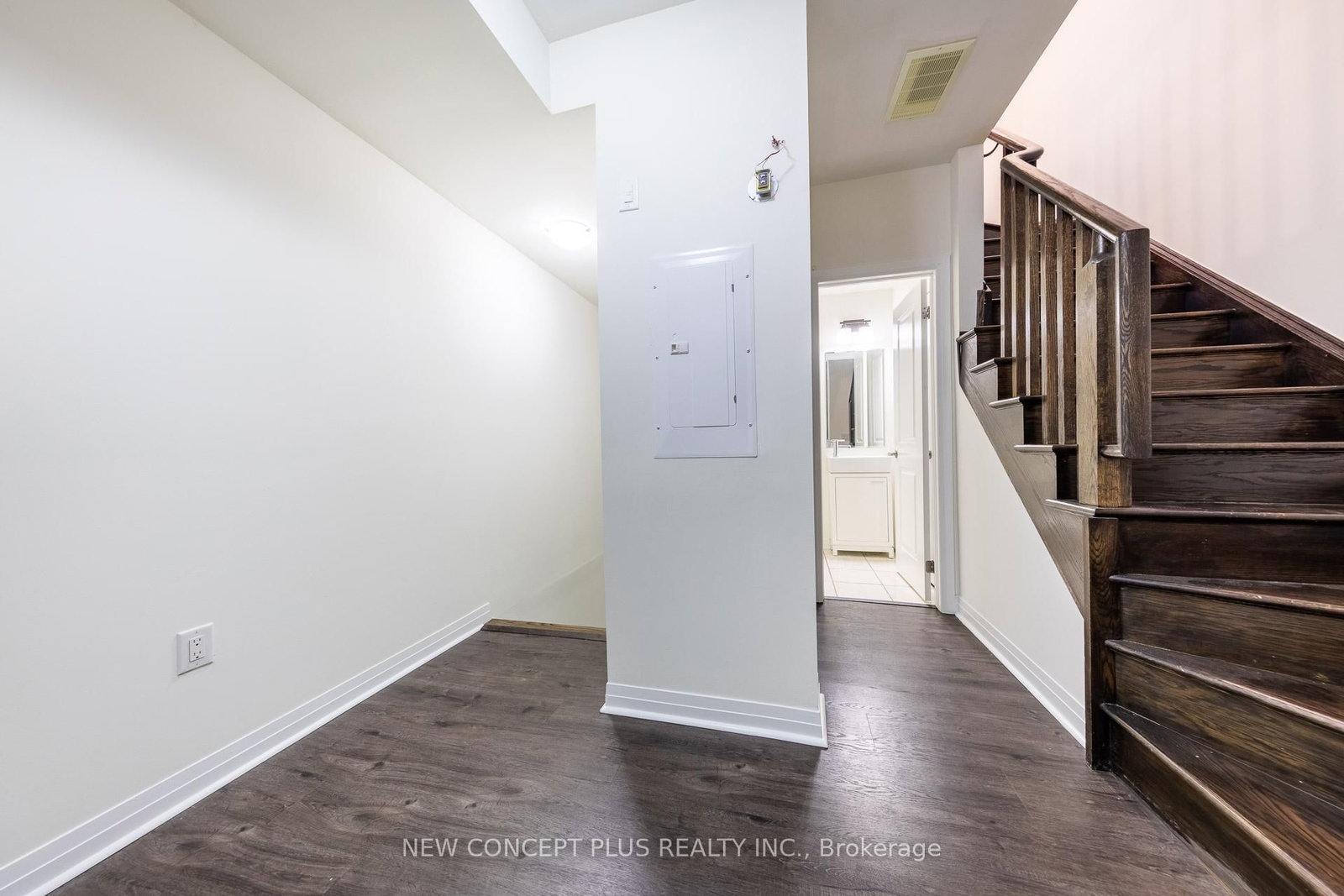 Townhouse for sale at 9 Thomas Mulholland Drive, Toronto, Ontario, M3K 0C1 - Downsview-Roding-CFB - MLS: W13015690