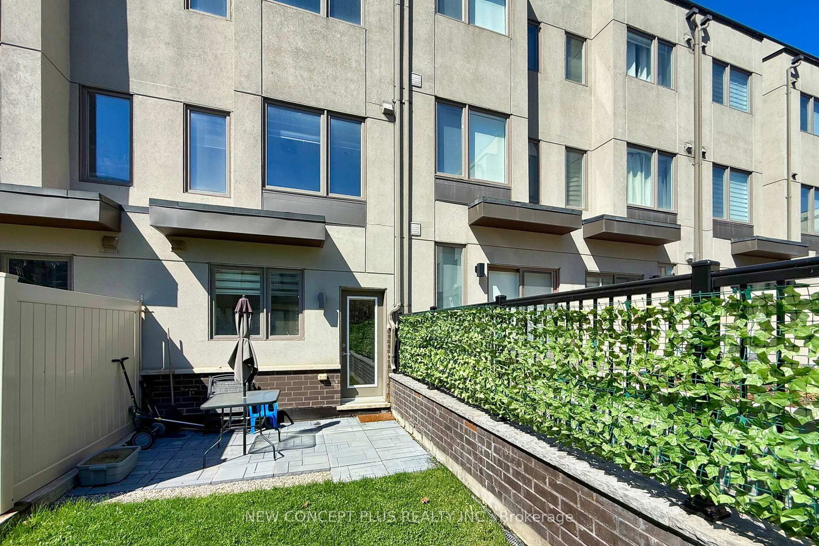 Townhouse for sale at 9 Thomas Mulholland Drive, Toronto, Ontario, M3K 0C1 - Downsview-Roding-CFB - MLS: W13015690