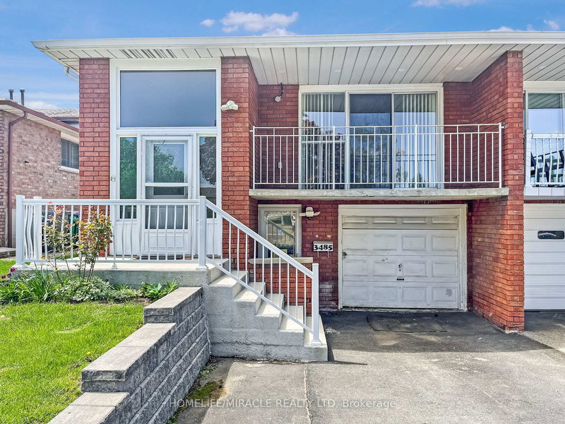 3485 Oakglade Cres, Mississauga, L5C 1X4 | Image 3