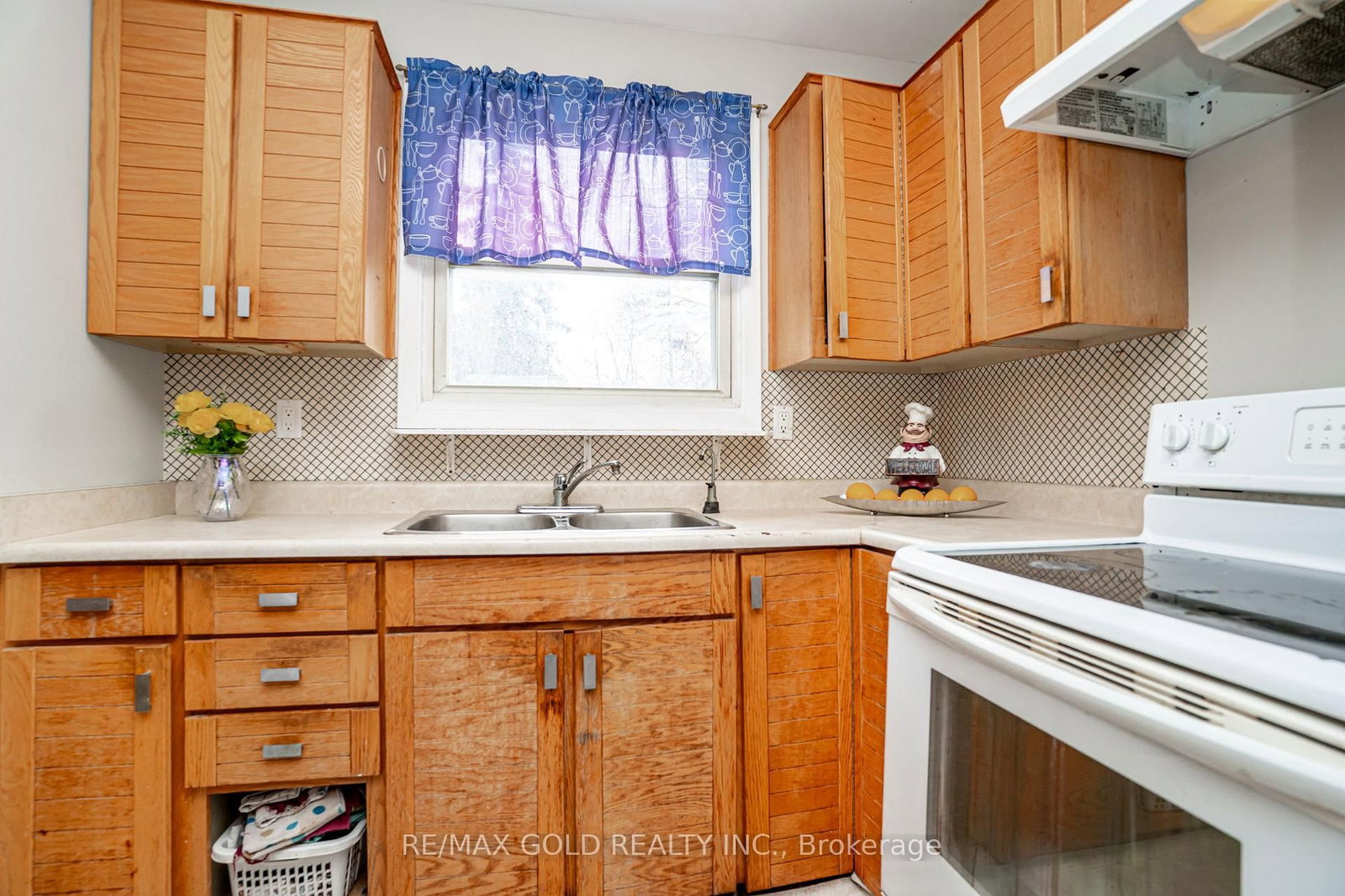 Semi-Detached House for sale at 9 Mordon Court, Brampton, Ontario, L6V 2B5 - Madoc - MLS: W13015740