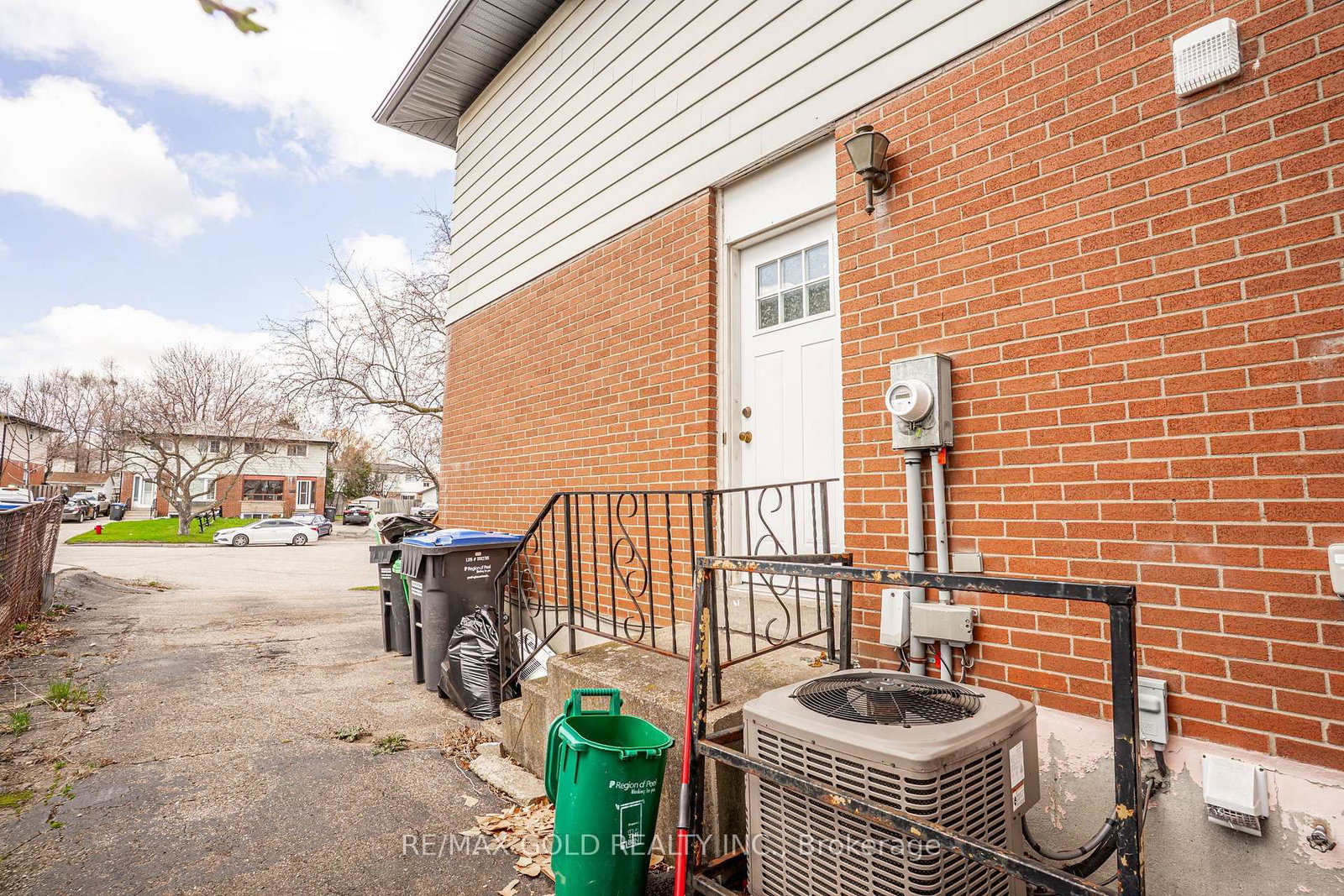 Semi-Detached House for sale at 9 Mordon Court, Brampton, Ontario, L6V 2B5 - Madoc - MLS: W13015740