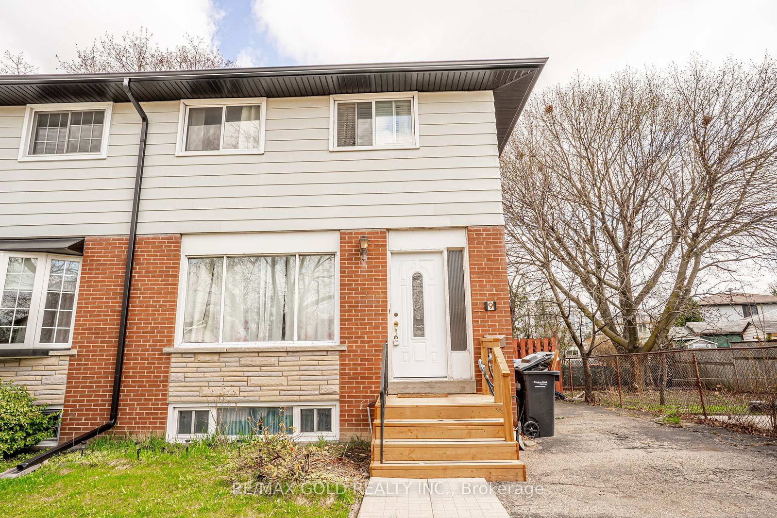 Semi-Detached House for sale at 9 Mordon Court, Brampton, Ontario, L6V 2B5 - Madoc - MLS: W13015740