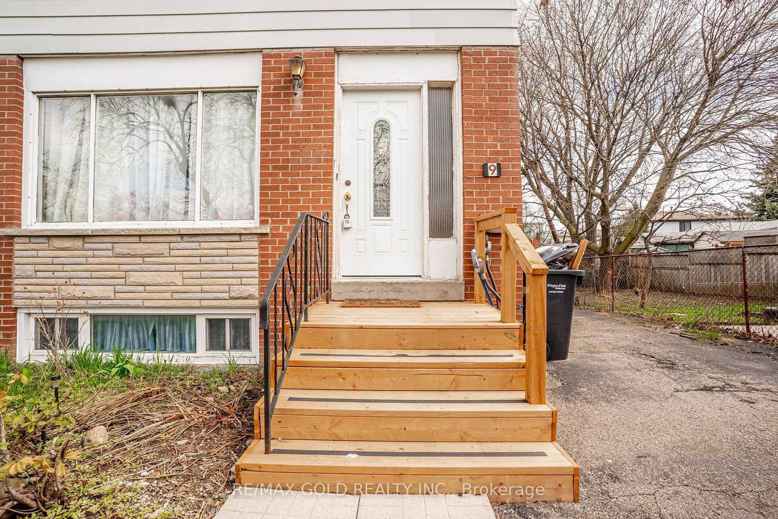 Semi-Detached House for sale at 9 Mordon Court, Brampton, Ontario, L6V 2B5 - Madoc - MLS: W13015740