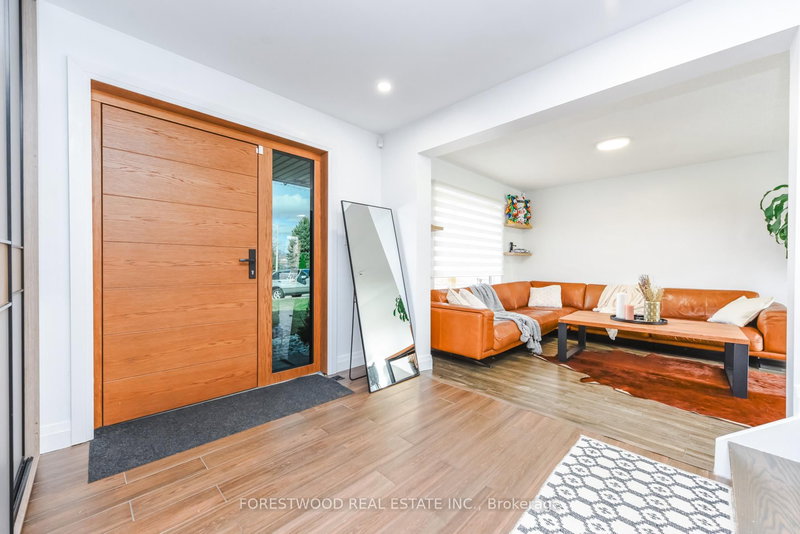 1690 Saltdene Terr, Mississauga, L4W 2E4 | Image 3