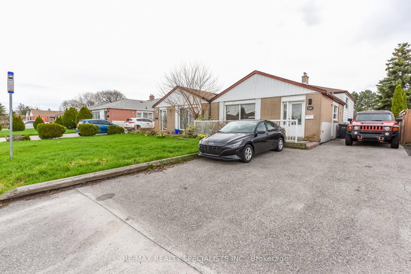 137 Avondale Blvd, Brampton, L6T 1H5 | Image 3