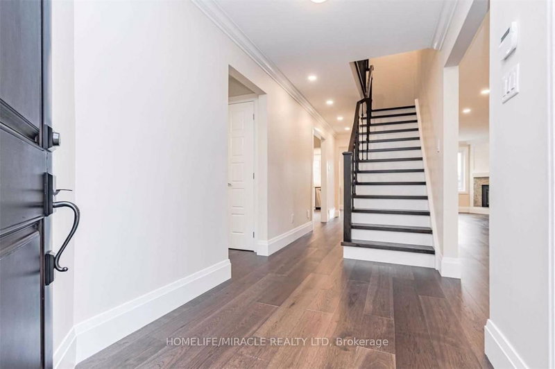 40 Leatherhead Crt, Brampton, L6S 5E7 | Image 3