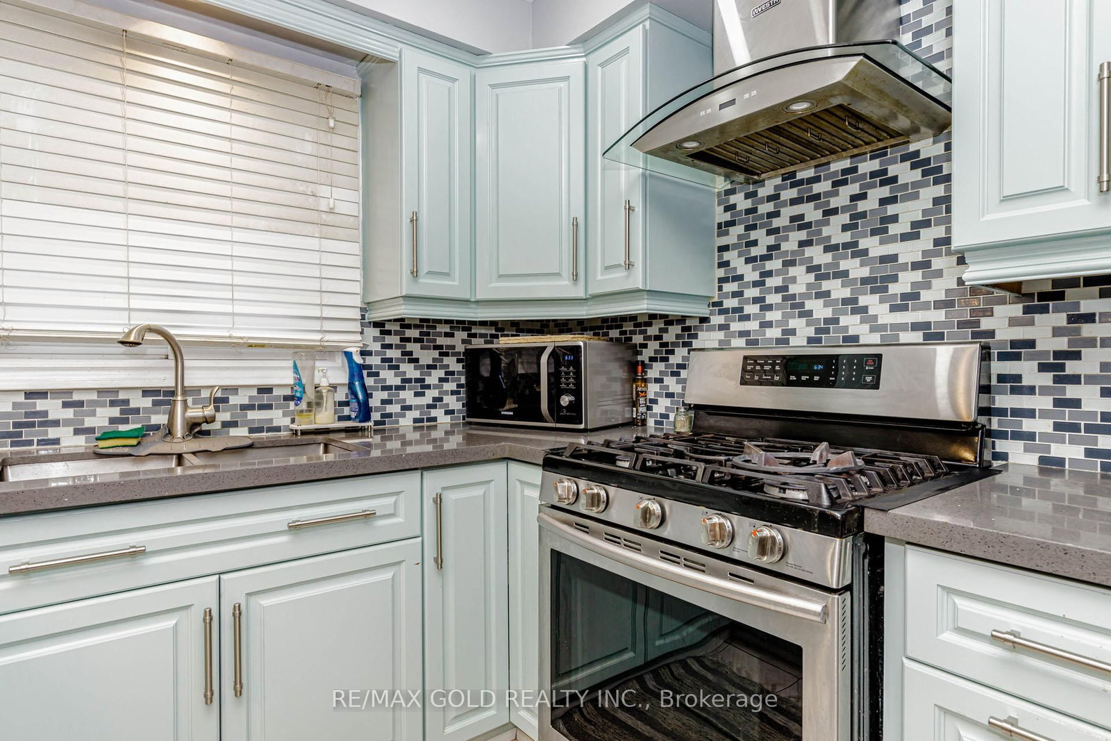 Detached House for sale at 6 Nutmeg Street, Brampton, Ontario, L6S 4A8 - Westgate - MLS: W13016060