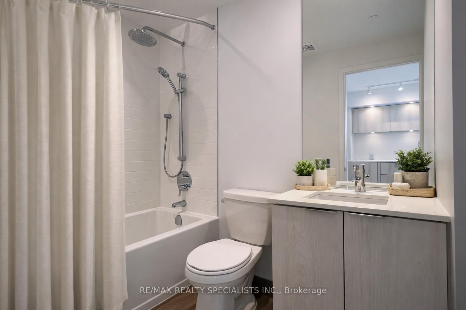 448 Burnhamthorpe Road W, Unit 907 - Photo 5
