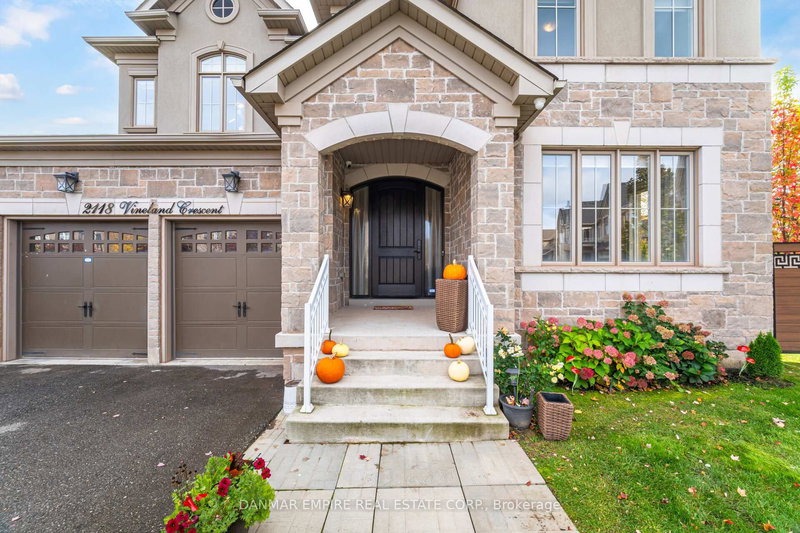 2118 Vineland Cres, Oakville, L6H 0J6 | Image 2
