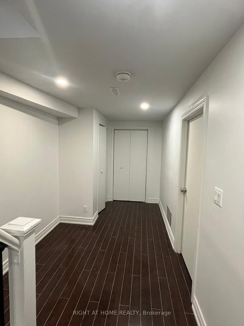 2802 Hollington Cres, Mississauga, L5K 1E9 | Image 2