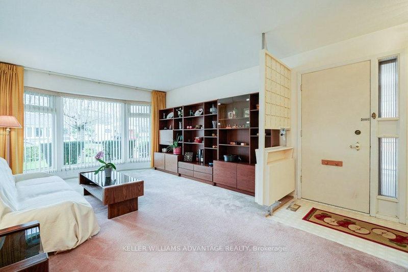 1188 WESTERDAM Rd, Mississauga, L4Y 2H4 | Image 2