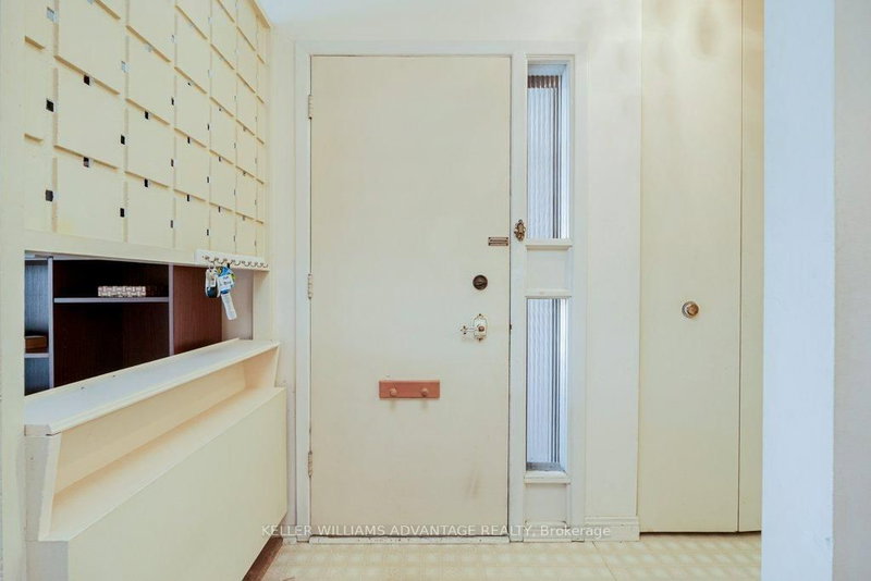 1188 WESTERDAM Rd, Mississauga, L4Y 2H4 | Image 3