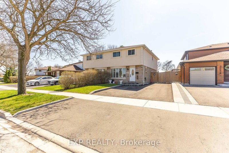 3270 Klaiman Dr, Mississauga, L4Y 3C8 | Image 2