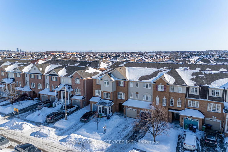 67 Decker Hollow Circ, Brampton, L6X 0L5 | Image 3