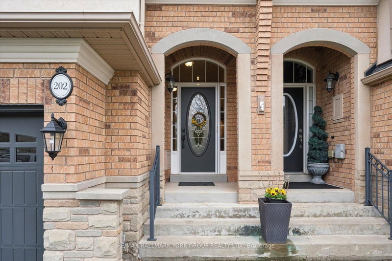 202 Duskywing Way, Oakville, L6L 6X4 | Image 3