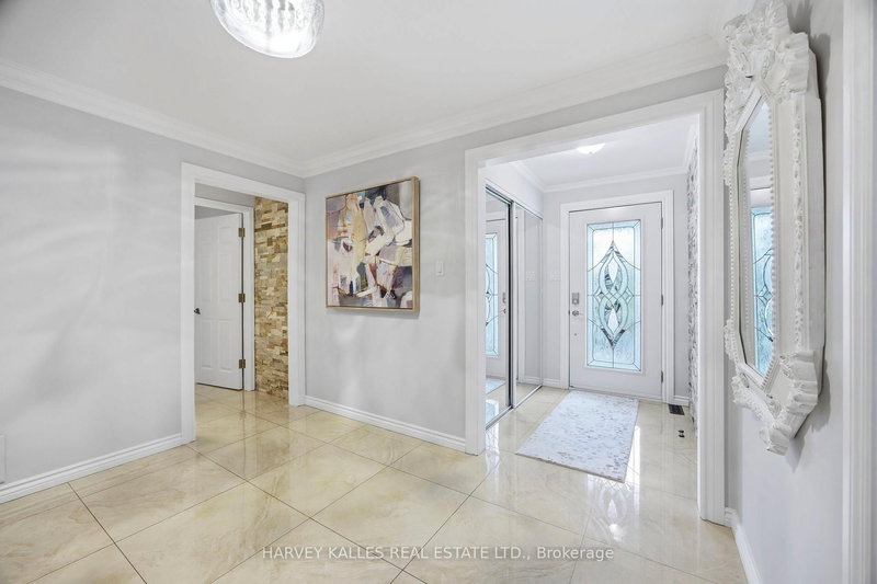 682 Willowbank Tr, Mississauga, L4W 3L8 | Image 2