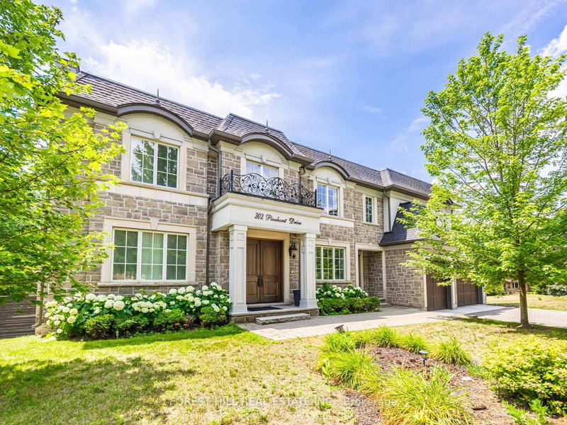 302 Pinehurst Dr W, Oakville, Ontario