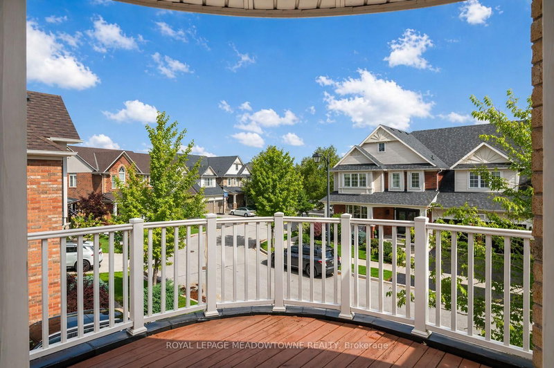 720 Lingen Cres, Milton, L9T 0E5 | Image 2