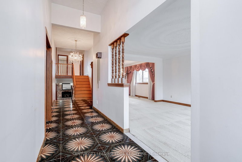 704 Hillman Cres, Mississauga, L4Y 2J2 | Image 2