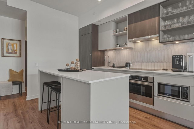 314 - 405 Dundas Street W