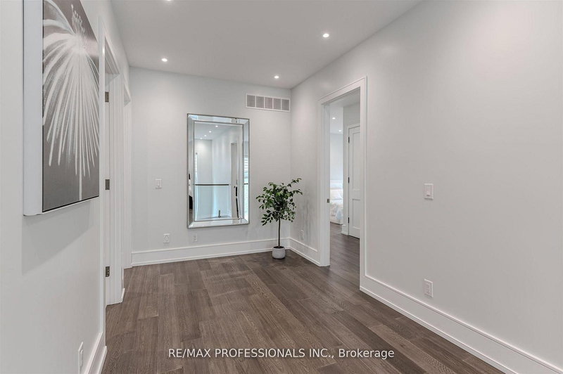 4 Dunrobin Dr, Toronto, M9B 2S9 | Image 2