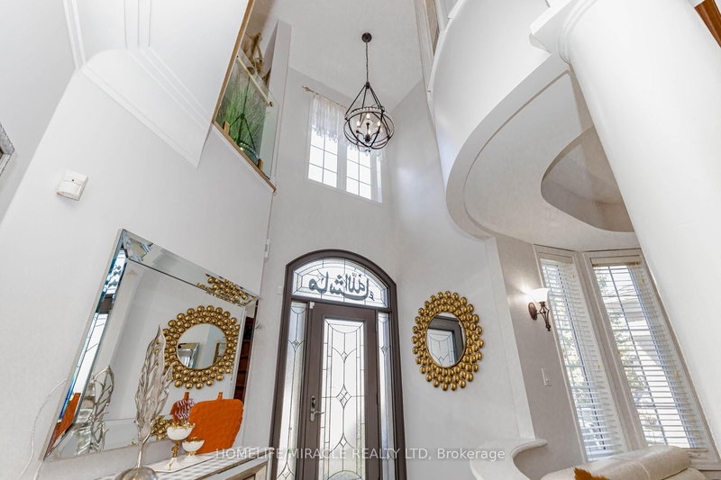 3339 Crompton Cres, Mississauga, L5B 4C7 | Image 3