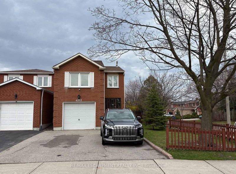 4313 Lee Dr, Mississauga, L4W 4A9 | Image 2