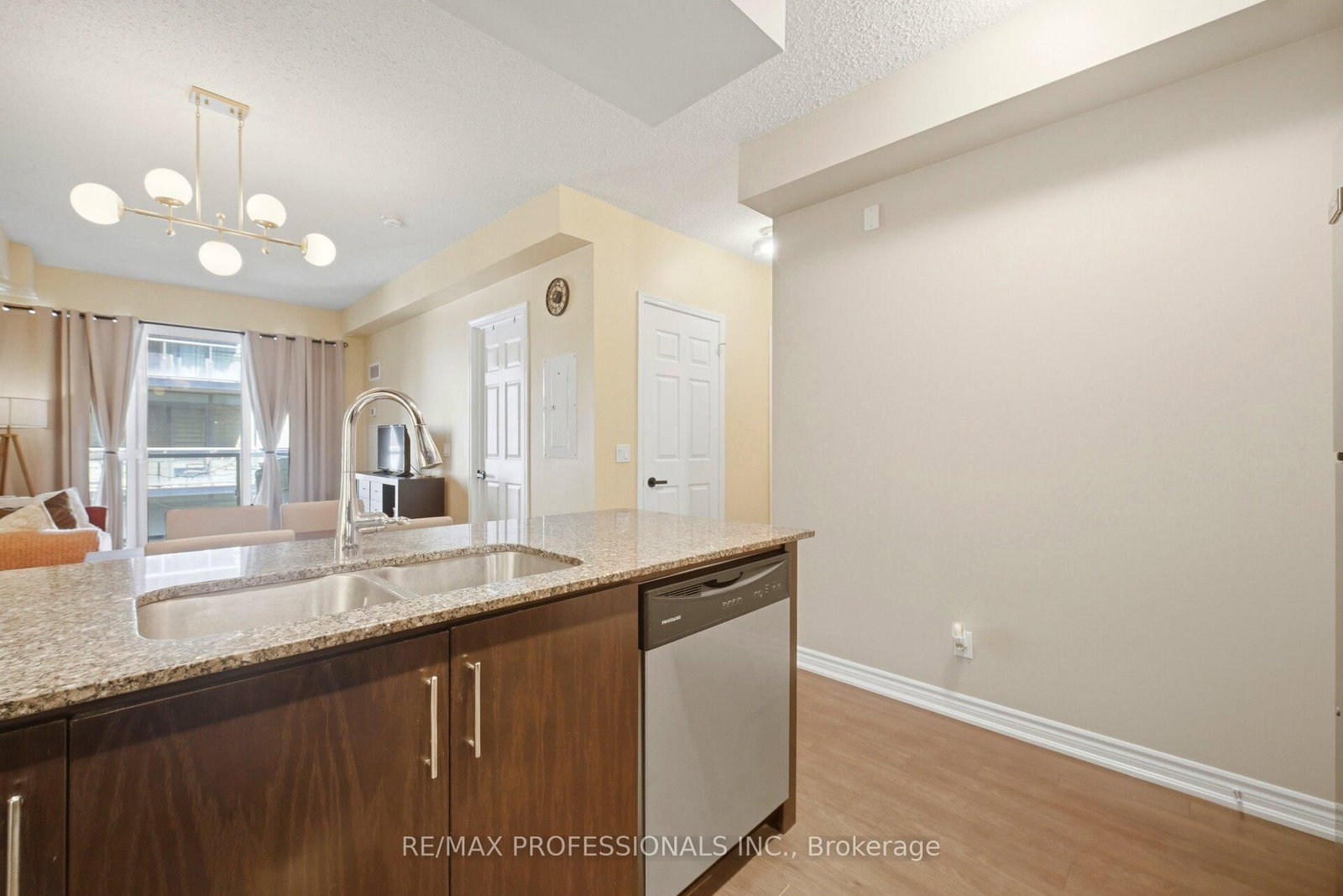 15 James Finlay Way, Unit 922 - Photo 10