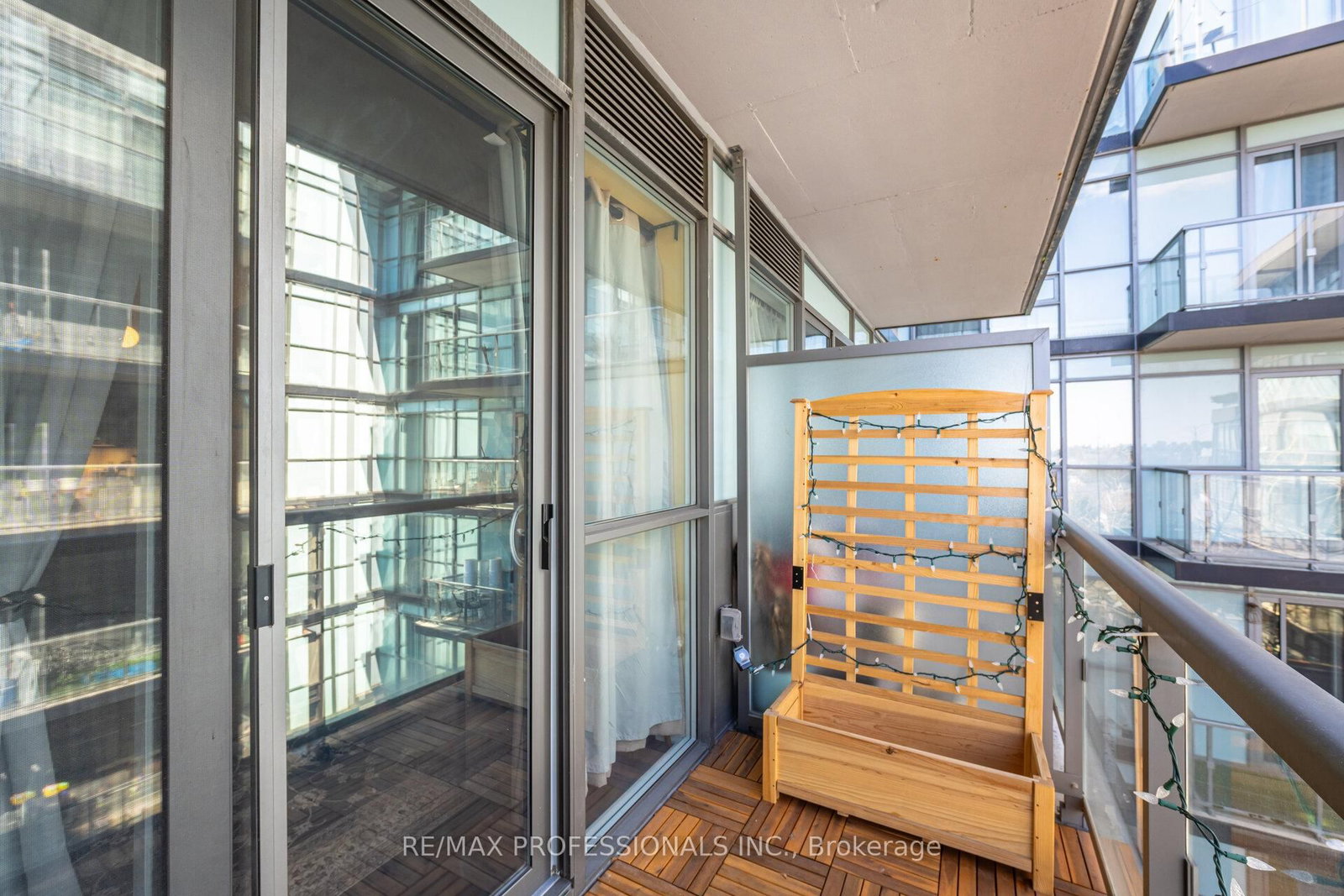 15 James Finlay Way, Unit 922 - Photo 23