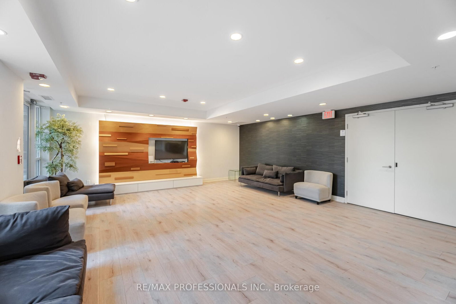 15 James Finlay Way, Unit 922 - Photo 33