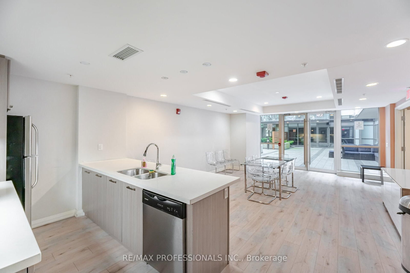 15 James Finlay Way, Unit 922 - Photo 37