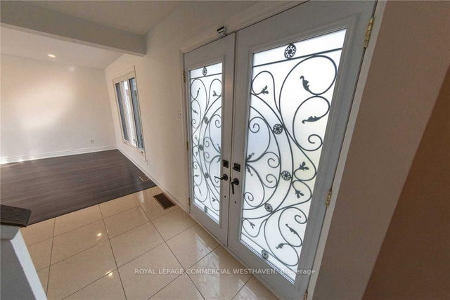 30 Grand Valley Drive W W