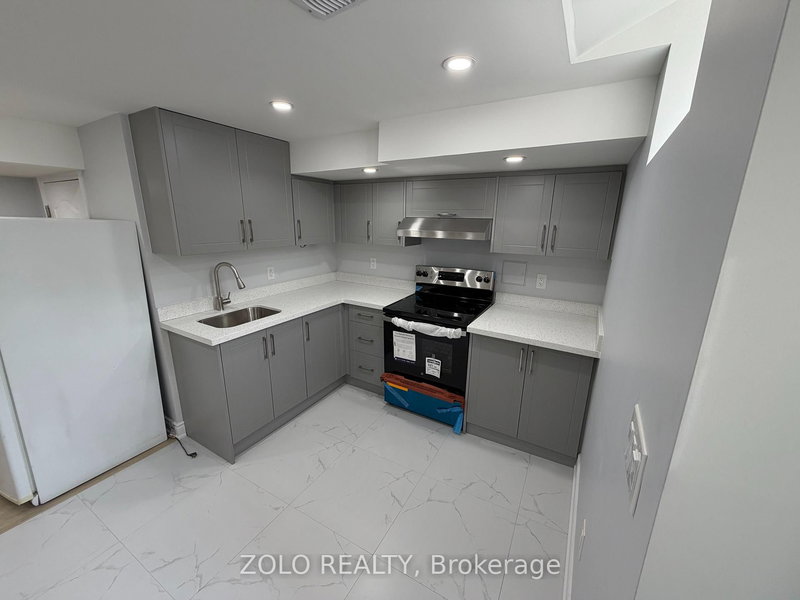 Lower - 4792 Glasshill Grve, Mississauga, L5M 7R5 | Image 2