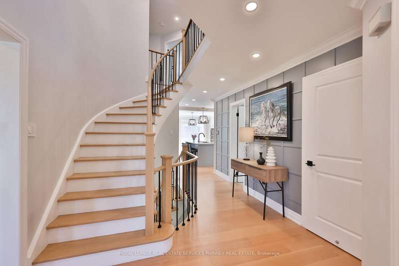 976 Silver Birch Tr, Mississauga, L5J 4S3 | Image 2