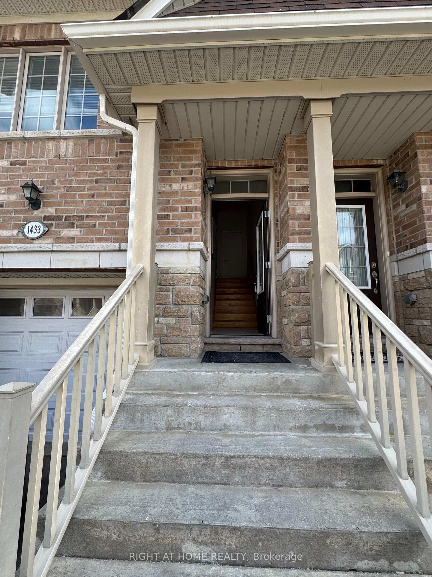 1433 Granrock Crescent - Photo 3