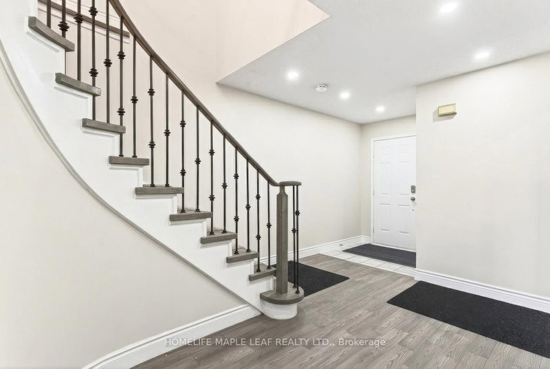 735 Constellation Dr, Mississauga, L5R 2V7 | Image 3