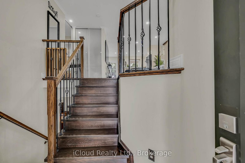 1370 Pickwick Dr, Mississauga, L5V 2H4 | Image 2