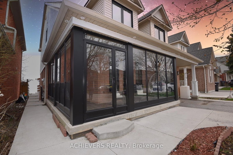 77 Thorpe Cres, Brampton, L7A 1P8 | Image 3