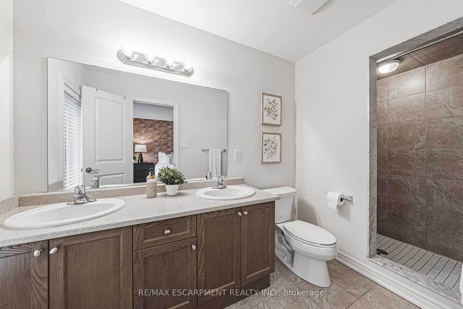 2220 Queensway Drive, Unit 4 - Photo 16